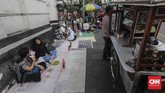 Sayangnya sebagian trotoar digunakan oleh pedagang kaki lima (PKL) sehingga kerap menganggu kenyamanan warga yang mengunjungi kawasan Kota Tua Jakarta.