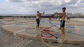 Mereka mengambil alih museum, galeri, tanah lapang maupun rumah-rumah warga dan menjadikannya media untuk ekspresi seni mereka. (REUTERS/Fernando Medina)