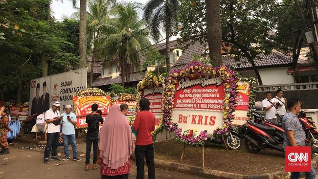 Relawan dan Pedagang Kaki Lima 'Setia' di Depan Rumah Prabowo