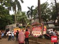 Relawan dan Pedagang Kaki Lima 'Setia' di Depan Rumah Prabowo