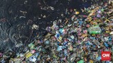 Tak cuma melalui udara, pencemaran sampah, terutama plastik, juga tidak kalah memprihatinkan. Berdasarkan data dari ScienceMag, pada 2015 produksi sampah sudah berada di angka 381 juta ton per tahun. (CNN Indonesia/Bisma Septalisma)