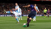 Penyerang Barcelona Luis Suarez melakukan tendangan rabona di dalam kotak penalti Real Sociedad. Barcelona baru mampu memecah kebuntuan pada menit ke-45. (REUTERS/Albert Gea)