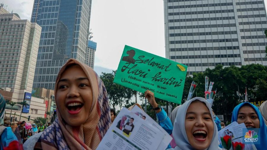 Kartini dikenal sebagai pelopor kebangkitan perempuan pribumi.