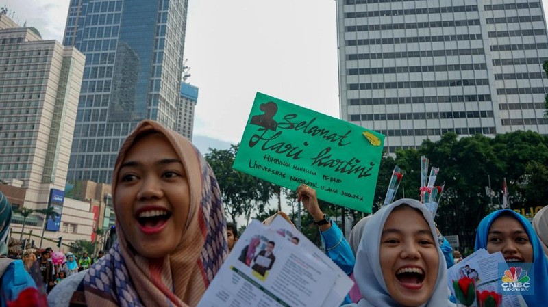 Kartini dikenal sebagai pelopor kebangkitan perempuan pribumi.