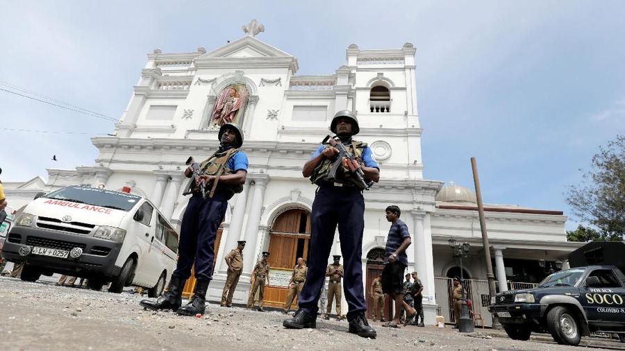 Ledakan bom di Hari Paskah di tiga gereja di Sri Lanka dan tiga hotel mewah menewaskan sekitar 129 orang dan melukai sekitar 400 orang, dikutip AP dan Reuters.