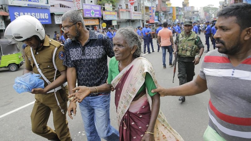 Ledakan bom di Hari Paskah di tiga gereja di Sri Lanka dan tiga hotel mewah menewaskan sekitar 129 orang dan melukai sekitar 400 orang, dikutip AP dan Reuters.
