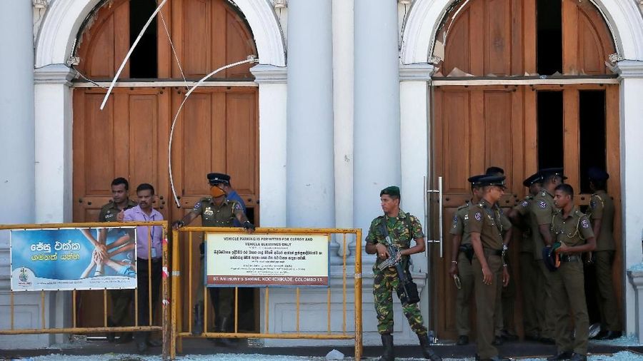 Sri Lankan military stand guard in front of the St. Anthony's Shrine, Kochchikade church after an explosion in Colombo, Sri Lanka April 21, 2019. REUTERS/Dinuka Liyanawatte