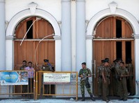 Sri Lankan military stand guard in front of the St. Anthony's Shrine, Kochchikade church after an explosion in Colombo, Sri Lanka April 21, 2019. REUTERS/Dinuka Liyanawatte