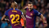Jordi Alba merayakan gol bersama Arturo Vidal. Keunggulan 2-1 untuk Barcelona atas Sociedad bertahan hingga laga babak kedua usai. (REUTERS/Albert Gea)