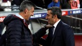 Pelatih Barcelona Ernesto Valverde bersalaman dengan pelatih Real Sociedad Imanol Alguacil sebelum pertandingan di Stadion Camp Nou. (REUTERS/Albert Gea)