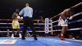 Wasit David Fields kemudian menghentikan pertarungan karena Amir Khan mengerang kesakitan setelah Terence Crawford diduga memukul bagian sekitar alat kelamin Khan. (Reuters/Andrew Couldridge)
