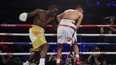 Ronde keenam berjalan 47 detik, sebuah pukulan Terence Crawford masuk ke bagian bawah Amir Khan. Petinju asal Inggris itu kemudian mengerang kesakitan. (Reuters/Andrew Couldridge)