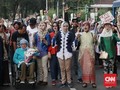 Emak-emak 'Prabowo' Beraksi di KPU, Kirim Kembang Anti-Curang