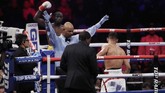 Lima menit berlalu Amir Khan tidak mampu melanjutkan pertarungan dan Terence Crawford dianggap menang TKO atas petinju keturunan Pakistan tersebut. (REUTERS/Mike Segar)