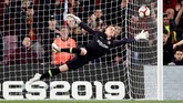 Kiper Barcelona Marc-Andre ter Stegen melakukan penyelamatan. Di babak kedua Sociedad beberapa kali mengancam gawang Barcelona. (REUTERS/Albert Gea)