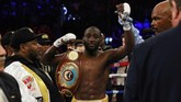 Terence Crawford merayakan sukses mempertahankan gelar welter WBO usai mengalahkan Amir Khan. Crawford punya rekor selalu menang dalam 35 pertarungan. (Reuters/Andrew Couldridge)