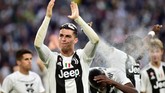 Cristiano Ronaldo yang kembali tersenyum setelah sempat terpukul karena Juventus gagal ke semifinal Liga Champions 2018/2019. (REUTERS/Massimo Pinca)