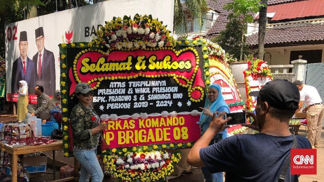 Karangan Bunga 'Prabowo Presiden' Bertebaran di Kertanegara