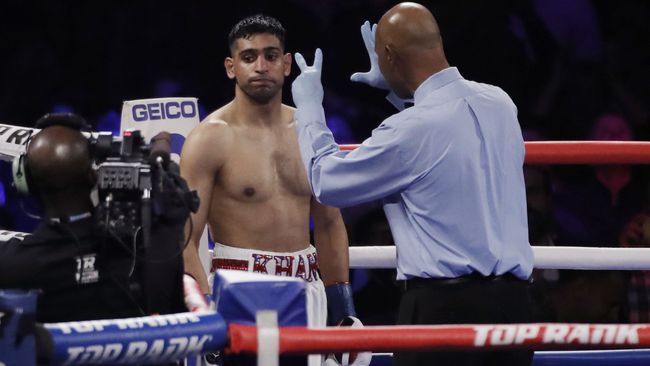 FOTO: Amir Khan Menyerah dan Kalah TKO