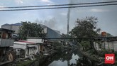 Polusi udara sendiri menimbulkan efek rumah kaca, yaitu panas yang dipantulkan permukaan bumi terperangkap oleh gas-gas yang berada di atmosfer. Panas tersebut tidak dapat diteruskan ke luar angkasa sehingga dipantulkan kembali ke permukaan bumi. (CNN Indonesia/Bisma Septalisma)