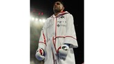 Amir Khan yang berstatus sebagai penantang memasuki ring jelang melawan Terence Crawford. (Reuters/Andrew Couldridge)