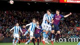 Memanfaatkan sepak pojok Ousmane Dembele, bek tengah Clement Lenglet membawa Barcelona unggul 1-0 lewat gol sundulan. Skor 1-0 bertahan hingga akhir babak pertama. (REUTERS/Albert Gea)