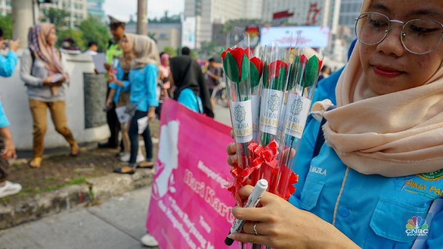Kartini dikenal sebagai pelopor kebangkitan perempuan pribumi.