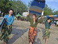 Peringatan Hari Kartini di Atas Papan Selancar Kuta Bali