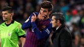 Gerard Pique berbicara dengan pelatih Barcelona Ernesto Valverde ketika tuan rumah kesulitan membongkar lini pertahanan Sociedad. (REUTERS/Albert Gea)