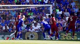 Liverpool baru mampu memecah kebuntuan pada menit ke-56 setelah Georginio Wijnaldum mencetak gol memanfaatkan umpan sepak pojok Trent Alexander-Arnold. (REUTERS/Rebecca Naden)