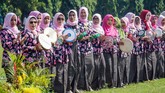 Sejumlah warga wanita menggunakan kebaya memainkan rebana saat peringatan Hari Kartini ke-140 sekaligus pemecahan MURI di Pekalongan, Jawa Tengah, Minggu (21/4). (ANTARA FOTO/Harviyan Perdana Putra/hp)