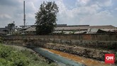 Tidak hanya berasal dari sampah plastik, polusi yang berasal dari pembuangan limbah pabrik turut menjadi ancaman serius bagi lingkungan. (CNN Indonesia/Bisma Septalisma)