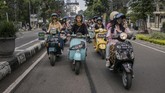 Sejumlah perempuan mengendarai skuter vespa saat mengikuti Kartini Ride 2019 di Bandung, Jawa Barat, Minggu (21/4/2019). Kegiatan tersebut dalam rangka memperingati Hari Kartini dengan mengendarai skuter vespa mengenakan kebaya. (ANTARA FOTO/Novrian Arbi/hp)