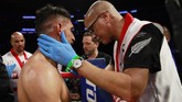 Pelatih Amir Khan, Virgil Hunter, dikabarkan menjadi sosok yang meminta Khan untuk mengakhiri pertarungan melawan Terence Crawford. (Reuters/Andrew Couldridge)