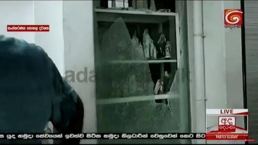 Ledakan bom di Hari Paskah di tiga gereja di Sri Lanka dan tiga hotel mewah menewaskan sekitar 129 orang dan melukai sekitar 400 orang, dikutip AP dan Reuters.