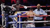 Wasit David Fields tidak menganggap Terence Crawford melakukan pukulan yang ilegal. Wasit Fields kemudian memberi waktu Amir Khan lima menit untuk kembali bertarung. (REUTERS/Mike Segar)