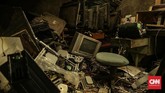 Limbah elektronik juga perlu diwaspadai karena mengandung banyak material beracun dan berbahaya bagi lingkungan, seperti logam berat (merkuri, timbal, kromium, kadmium, arsenik, perak, kobalt, palladium, tembaga dan lainnya). (CNN Indonesia/Bisma Septalisma)