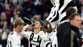 Cristiano Ronaldo melampiaskan kelegaannya usai Juventus memastikan juara Liga Italia 2018/2019. Ia mencetak sejarah jadi pemain pertama meraih gelar juara di tiga dari lima liga top Eropa. (REUTERS/Massimo Pinca)