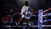 Terence Crawford memasuki ring jelang melawan Amir Khan pada perebutan gelar juara dunia welter WBO di Madison Square Garden. (Reuters/Andrew Couldridge)