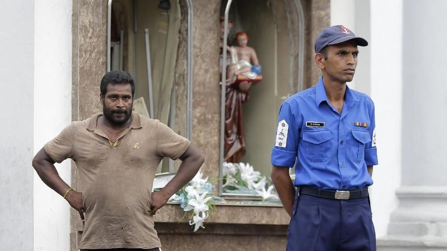 Ledakan bom di Hari Paskah di tiga gereja di Sri Lanka dan tiga hotel mewah menewaskan sekitar 129 orang dan melukai sekitar 400 orang, dikutip AP dan Reuters.