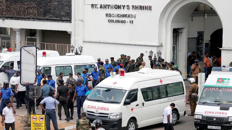 Ledakan bom di Hari Paskah di tiga gereja di Sri Lanka dan tiga hotel mewah menewaskan sekitar 129 orang dan melukai sekitar 400 orang, dikutip AP dan Reuters.