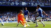 Theo Walcott menggenapkan skor kemenangan Everton atas Man United. (Action Images via Reuters/Jason Cairnduff)