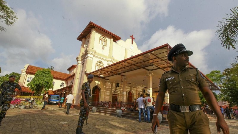 Bagian dalam gereja mengalami kerusakan yang cukup parah setelah serangan bom di tiga hotel bintang lima dan tiga gereja di Sri Lanka.