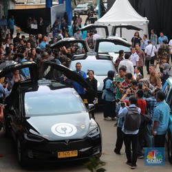 Blue Bird & Grab Sudah Pakai Mobil Listrik, Gojek Kapan?