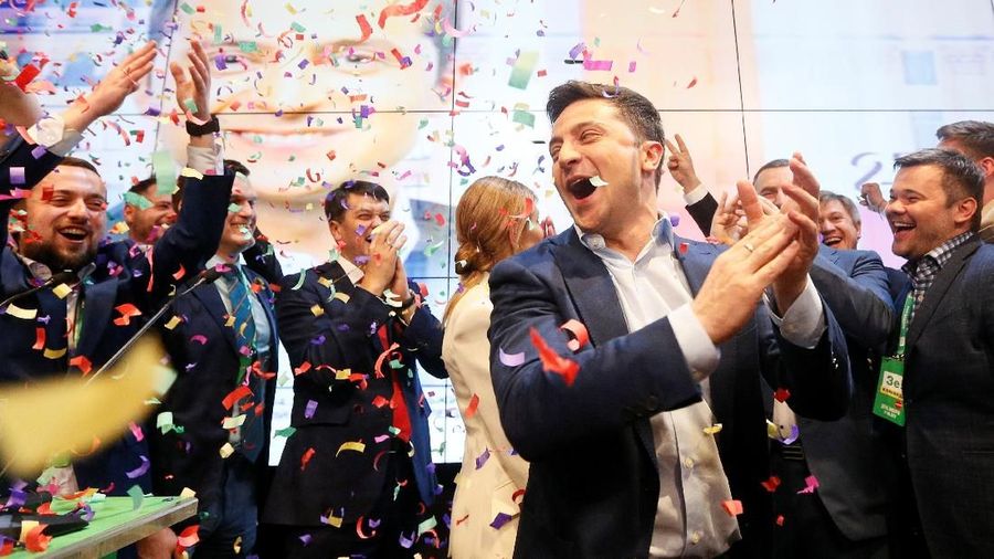 Volodymyr Zelenskiy komedian itu berhasil merebut sekitar 30% suara, jauh meninggalkan presiden Ukraina saat ini, Petro Poroshenko.