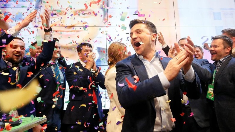 Volodymyr Zelenskiy komedian itu berhasil merebut sekitar 30% suara, jauh meninggalkan presiden Ukraina saat ini, Petro Poroshenko.