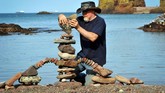 Bahkan ada praktisi rock stacking yang bisa meletakkan batu berukuran besar di atas batu-batu kecil di bawahnya.