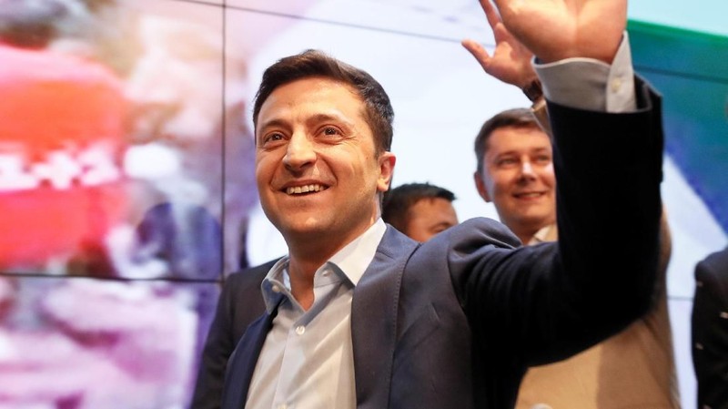 Volodymyr Zelenskiy komedian itu berhasil merebut sekitar 30% suara, jauh meninggalkan presiden Ukraina saat ini, Petro Poroshenko.