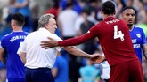 Virgil van Dijk bersalaman dengan manajer Cardiff City Neil Warnock. Liverpool yang tinggal memiliki tiga laga unggul dua poin atas Manchester City yang masih memiliki empat pertandingan musim ini. (REUTERS/Rebecca Naden)