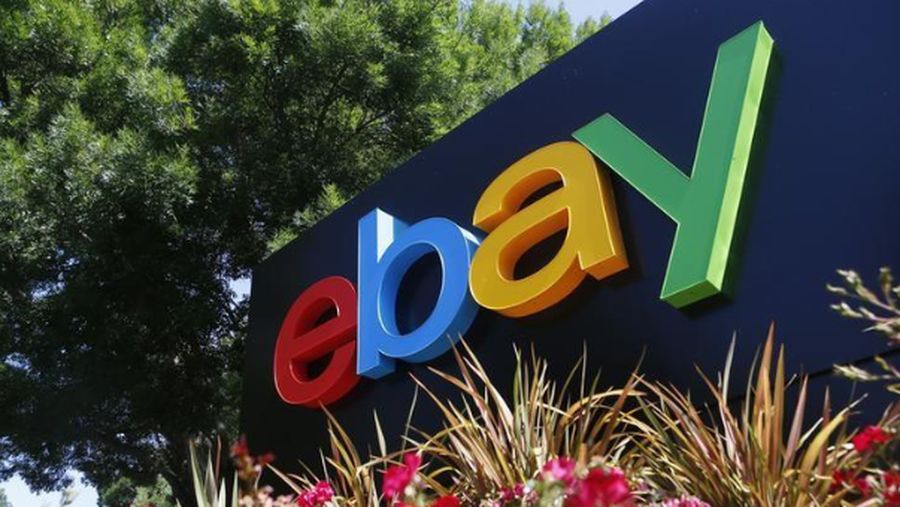 Logo eBay terlihat di sebuah gedung perkantoran di San Jose, California 28 Mei 2014. (REUTERS / Beck Diefenbach)